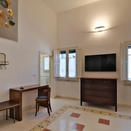 Palazzo Rollo 4* לצ'ה