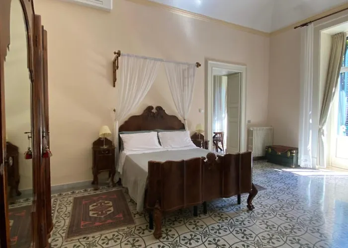 Palazzo Rollo לינה וארוחת בוקר לצ'ה