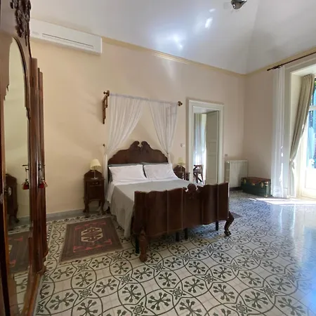 Palazzo Rollo לינה וארוחת בוקר לצ'ה
