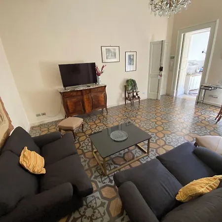 Palazzo Rollo לצ'ה